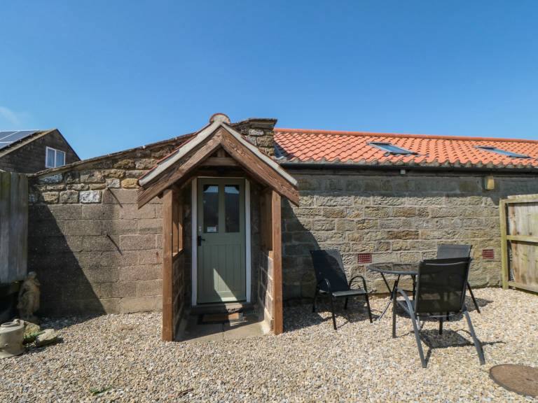 Cottage with garden — photo 2