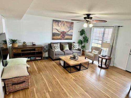 Beautiful Lakeview 2BR Condo -Modern & Cozy with Pool — photo 2