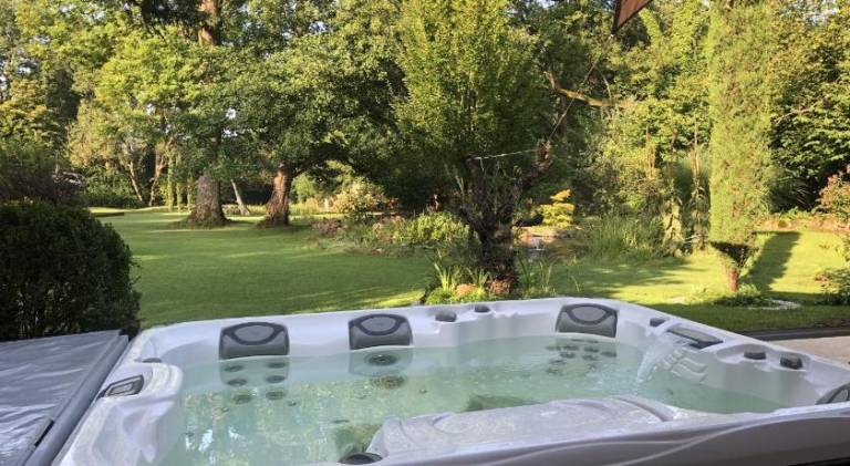 Vacation home with hot tub | Pets are welcome — photo 5