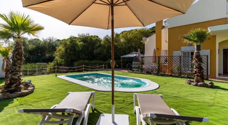 Vacation home with barbecue, yard & private pool — photo 4