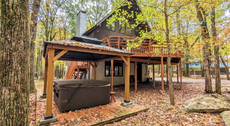 Hot Tub Sauna Deck Firepit Beach Access Near Dining Grateful Escape by AvantStay in Lake Harmony, PA