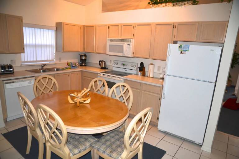 Family-oriented charming villa with grill, hot tub & private pool | Lake view | Dogs allowed — photo 5