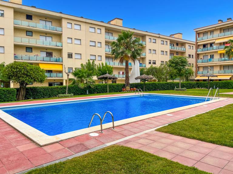 Apartment with pool, garden & patio — photo 4