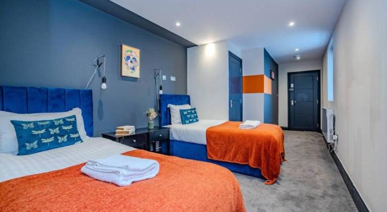Three bedroom Flat 2 Bathrooms I Super Central locationI Next to Brighton Beach in Brighton