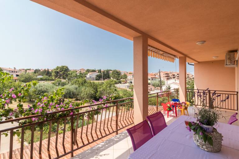 Holiday apartment with terrace & barbeque — photo 2