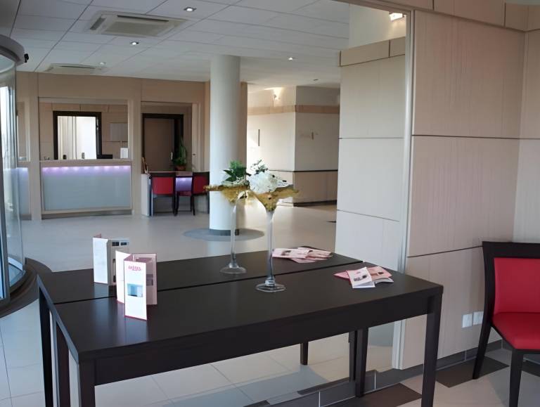 Serviced apartment with pool & patio in Toulouse