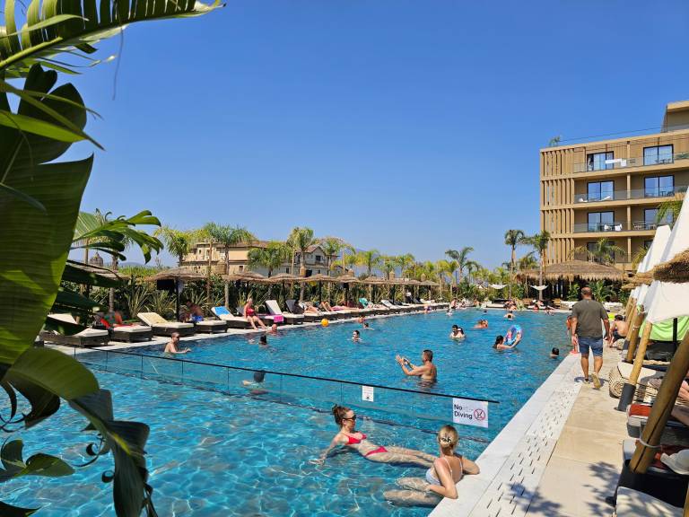 Pioter Pool Side Rradhime