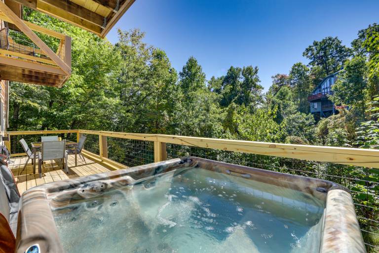 Hot Tub & Resort Perks! Gatlinburg Mtn Retreat in Gatlinburg, TN