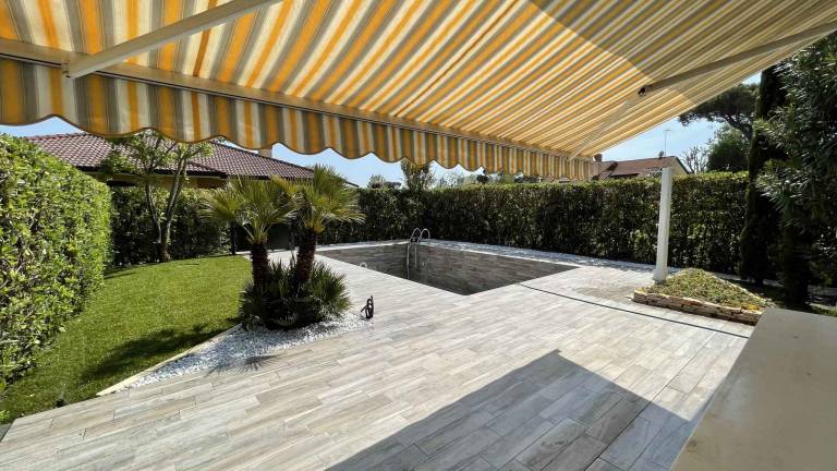 Holiday home with swimming pool — photo 4