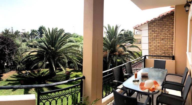Apartment with terrace, barbeque & yard — photo 3