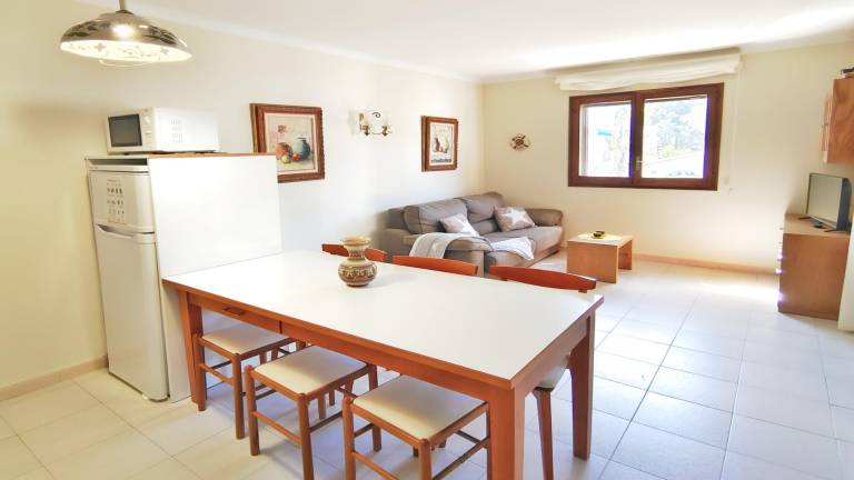 Family-oriented charming holiday apartment with pool, yard & patio | Mountain view | Beach nearby | Pet-friendly — photo 4