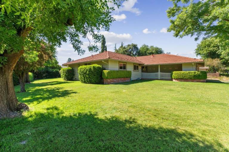 Child-friendly vacation home with garden, patio & private pool | Pets are welcome — photo 2