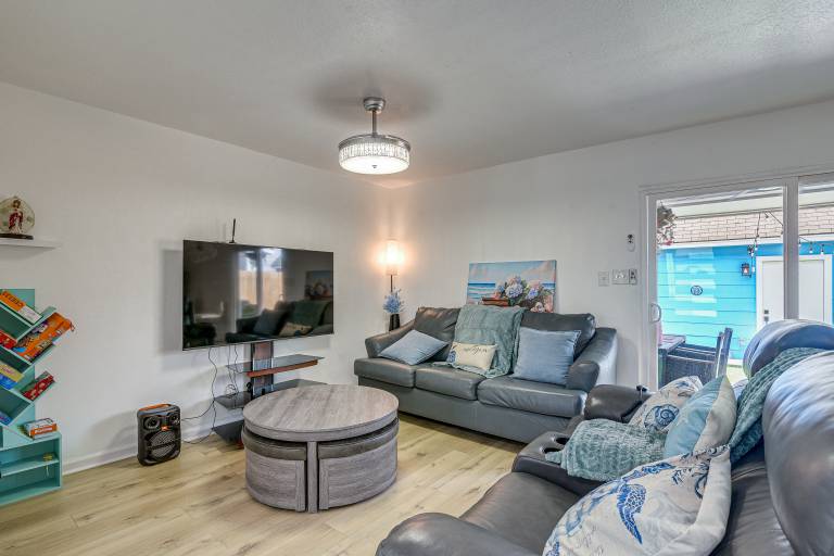 1/2 Mi to Sylvan Beach Park! Chic Townhome w/ Yard — photo 5