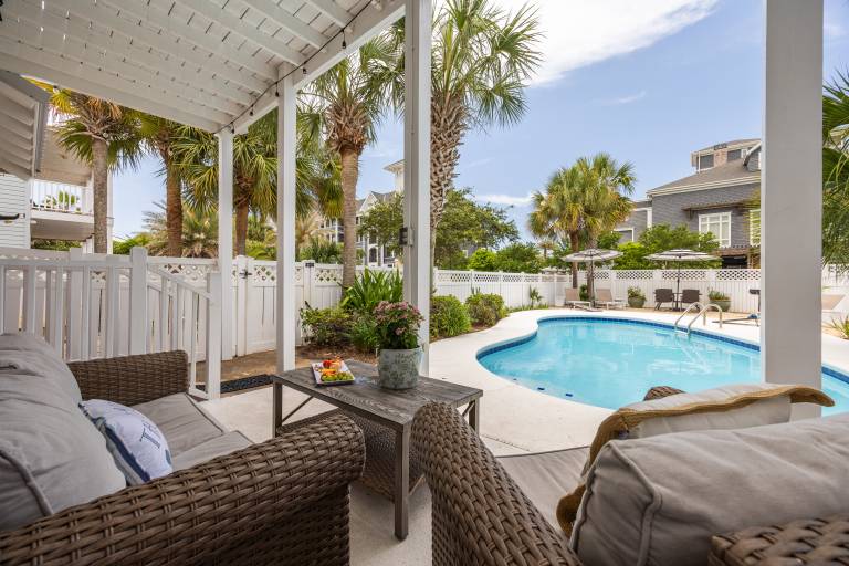 House with private pool & yard — photo 3