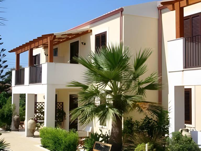 Children-friendly lovely serviced apartment with yard & terrace | Pet-friendly in Pozzallo