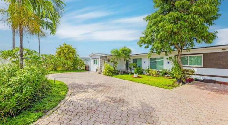 Private Studio in West Hialeah in Miami Lakes, FL