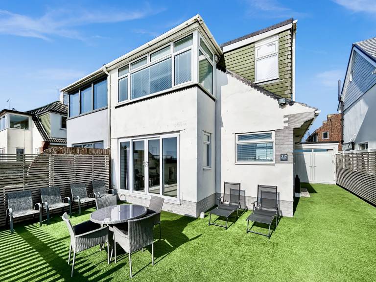 Family-oriented cottage with grill, garden & hot tub | Water view | Close to the beach | Pet-friendly in Worthing