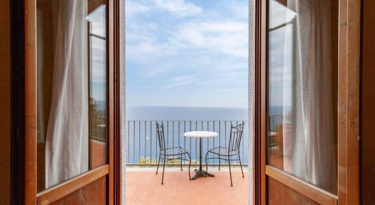 Holiday apartment with yard & terrace — photo 3