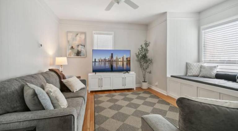 Spacious house | Next to the beach | Suitable for remote work | Pet-friendly in Libertyville, IL