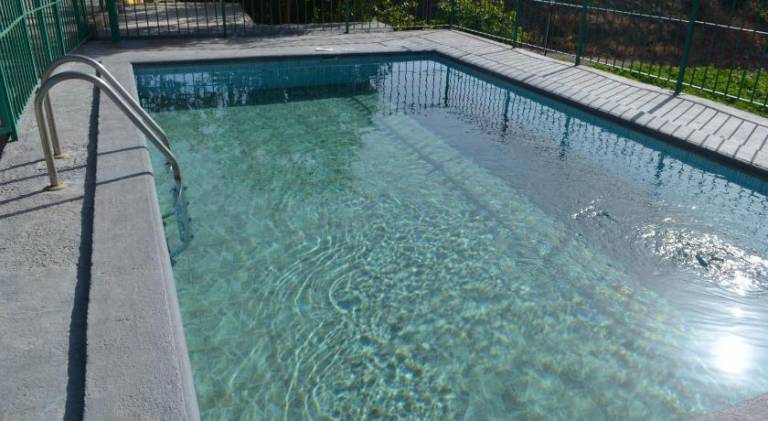 Vacation home with pool, yard & barbecue — photo 3