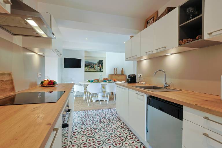 Family-friendly wonderful house with private pool, BBQ & yard | Pet-friendly — photo 4
