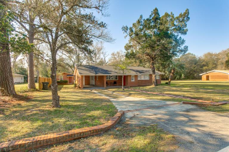 Near Shops & Eats: Home w/ Large Yard in Waycross! in Waycross, GA
