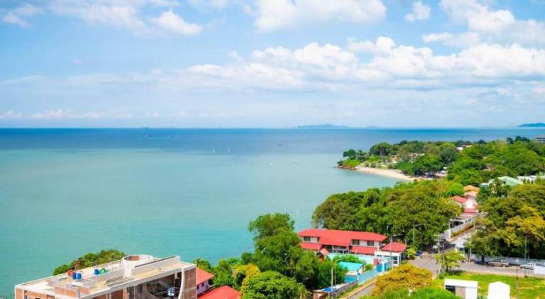 Apartment with yard, pool & terrace | Next to the beach | Perfect for remote work | Pets allowed in Pattaya