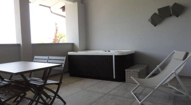 House with hot tub — photo 4
