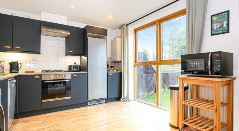 Beautiful City Centre Apartment with Free Parking, Fast-Wifi, SmartTV with Netflix and Private Garde — photo 5