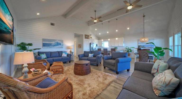 Vacation home with pool & grill — photo 4