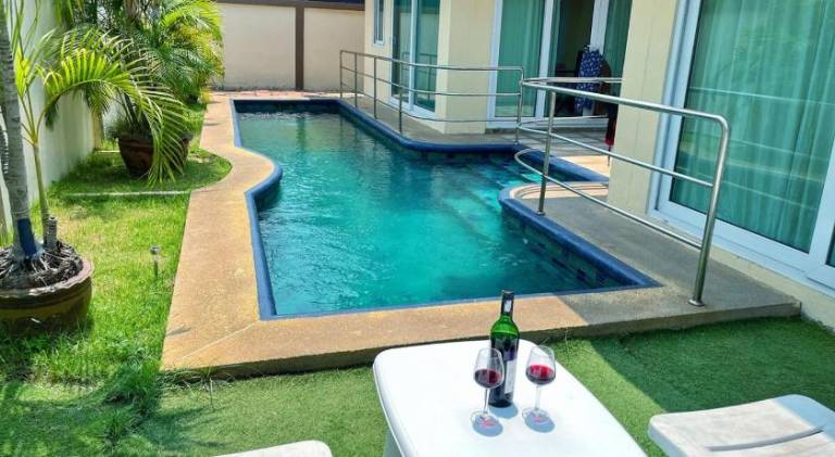 2 BR villa with private swimming pool and jacuzzi 350m from beach in Pattaya