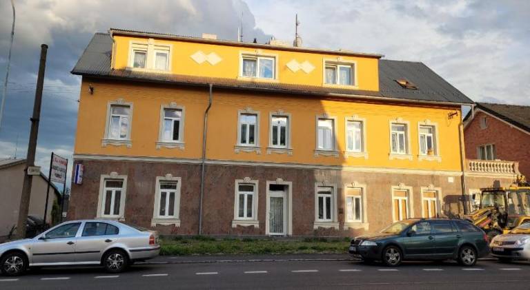 Apartment with yard, private pool & grill in Karlovy Vary