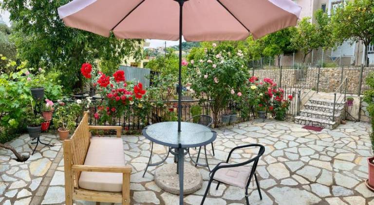 Beautiful rental apartment with patio & yard | Pet-friendly — photo 4