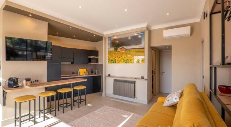 Charming holiday apartment with yard, terrace & pool | Suitable for remote work | Pets allowed — photo 2