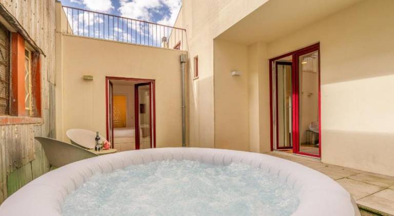 Holiday apartment with jacuzzi & patio | Near Porto Cathedral in Porto