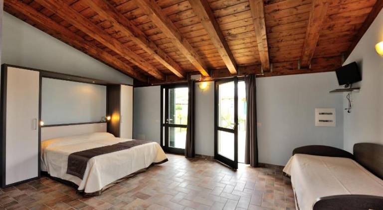 House with pool, terrace & jacuzzi | Pet-friendly — photo 2