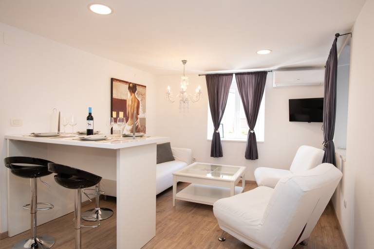 Apartment with patio — photo 4