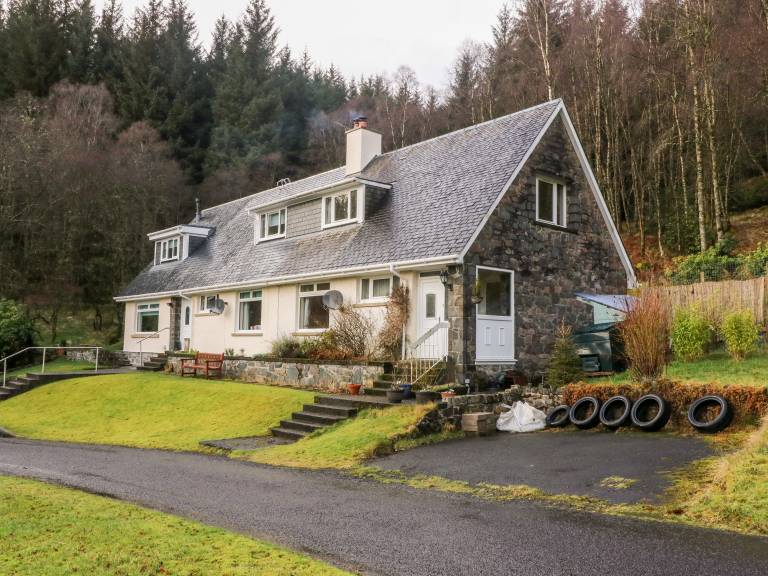Cottage with yard in Stirling