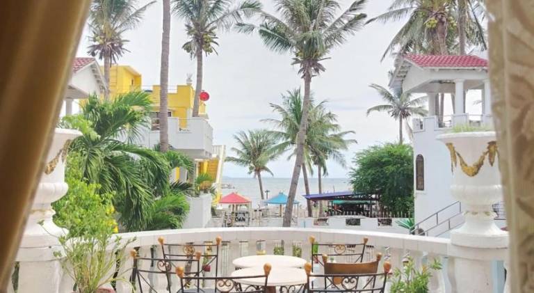 White & Yellow Castle Hotel and Resort — photo 3