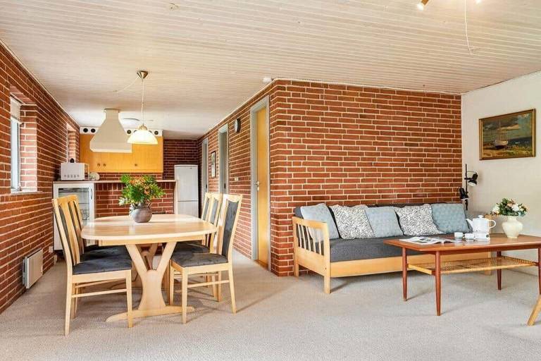 Vacation home with grill, yard & patio — photo 4