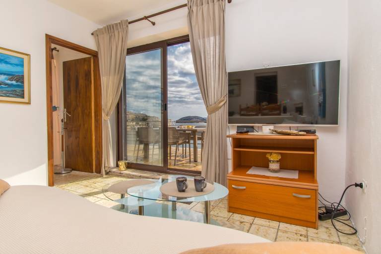 Apartment with patio & grill | Sea view — photo 3