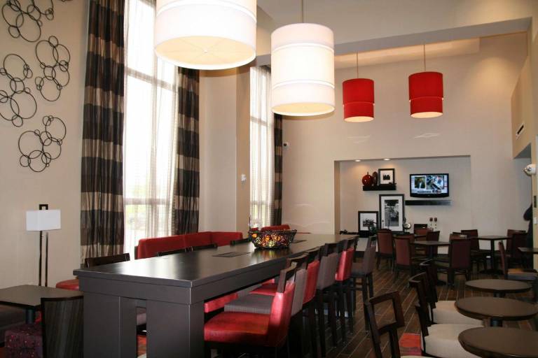 Hampton Inn & Suites Detroit/Airport-Romulus — photo 4