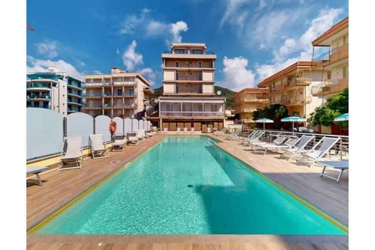 Holiday apartment with garden & pool in Savona