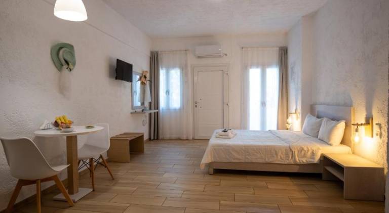 Serviced apartment with patio, pool & yard | Beach nearby | Dogs allowed — photo 2