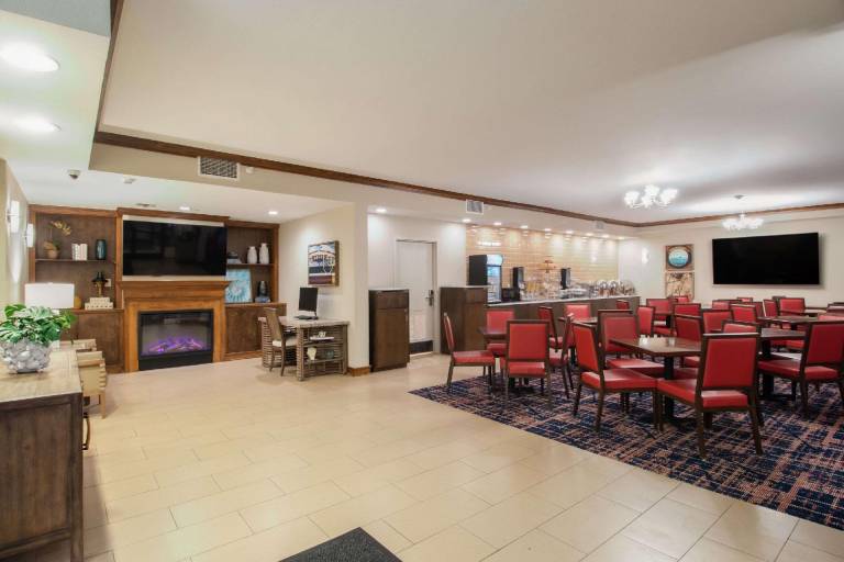 Econo Lodge Inn & Suites Foley-North Gulf Shores — photo 5