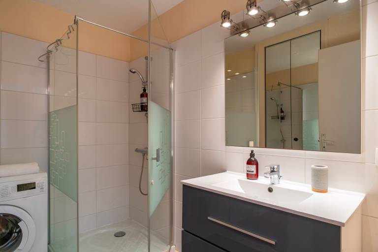 Family-oriented rental apartment with yard, grill & patio | Sea view | Beach nearby | Pet-friendly — photo 5