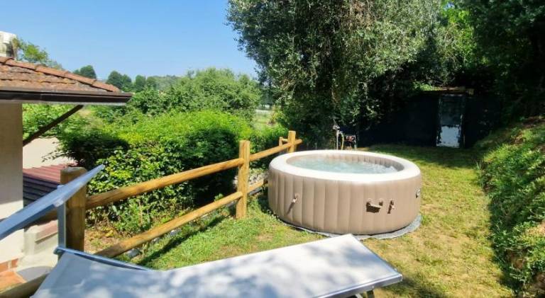 Vacation home with jacuzzi | Pets allowed in Camaiore