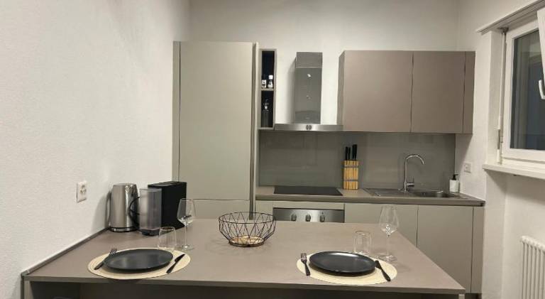 Spacious & Stylish Apartment - Partial Lake View — photo 5