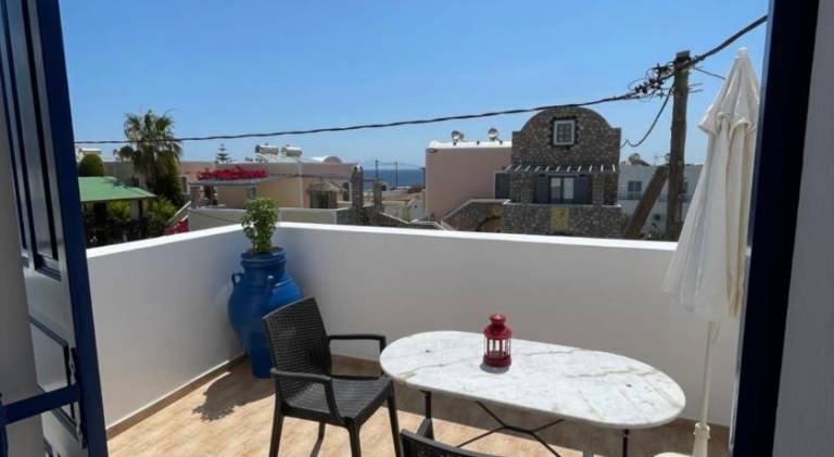 Serviced apartment with terrace & yard | Beach nearby | Dogs allowed in Santorini