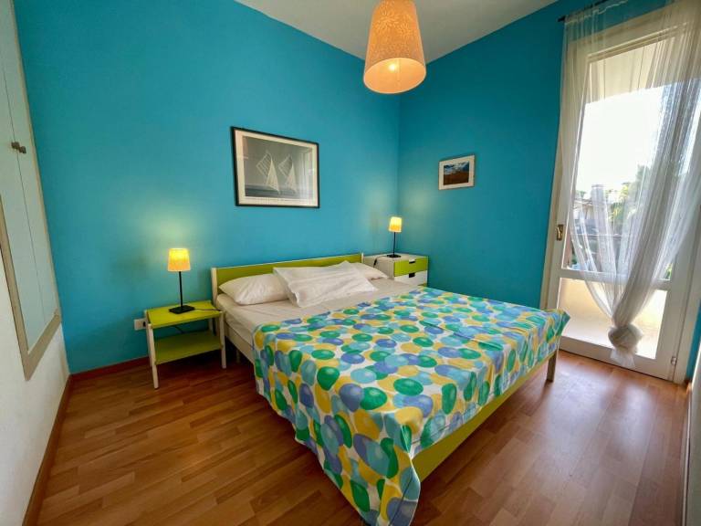 Colorful house with pool and garden — photo 4